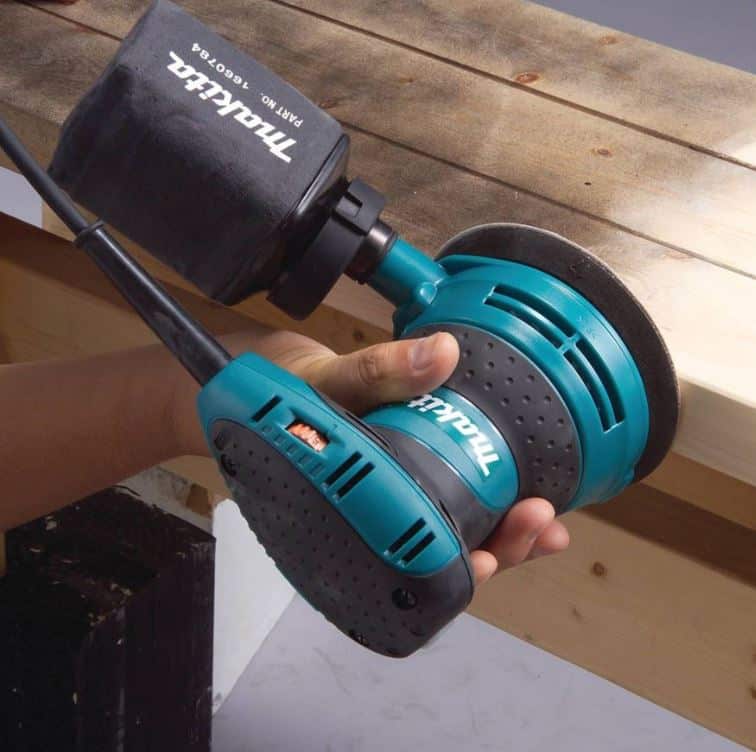 Makita BO5031J en test sur du poncage bois
