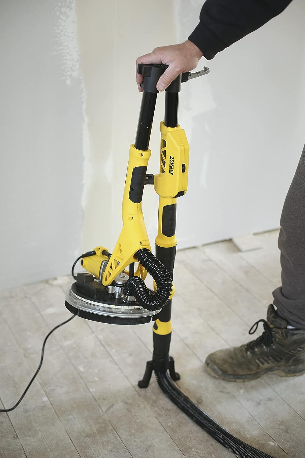 une ponceuse girafe stanley avec ses accessoires