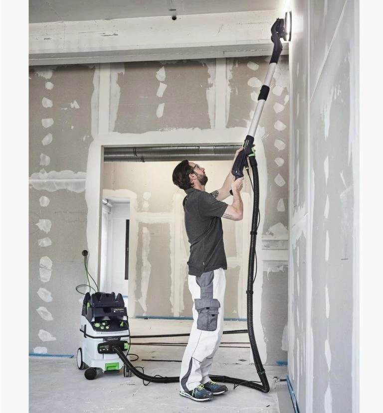Ponçage de plafond avec une ponceuse girafe télescopique connectée à un aspirateur classe L